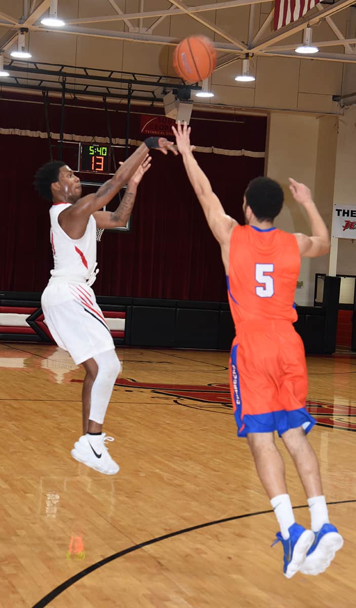 Shown above are the Jets and Lady Jets photos from the match-up against Georgia Highlands on Sophomore Day.