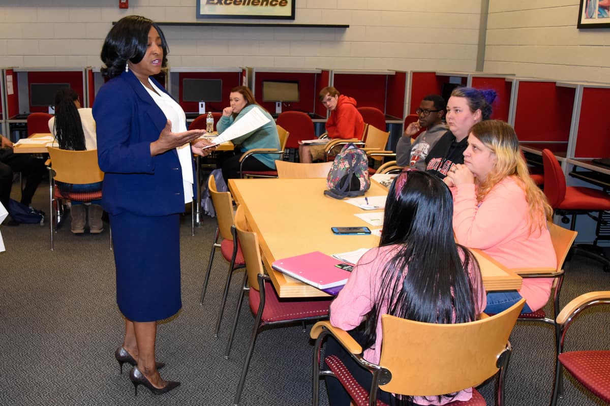 SGTC Retention and Coaching Specialist Dr. Deo Cochran-Sherrod conducts a workshop for SGTC students on strategies for retaining information for tests.