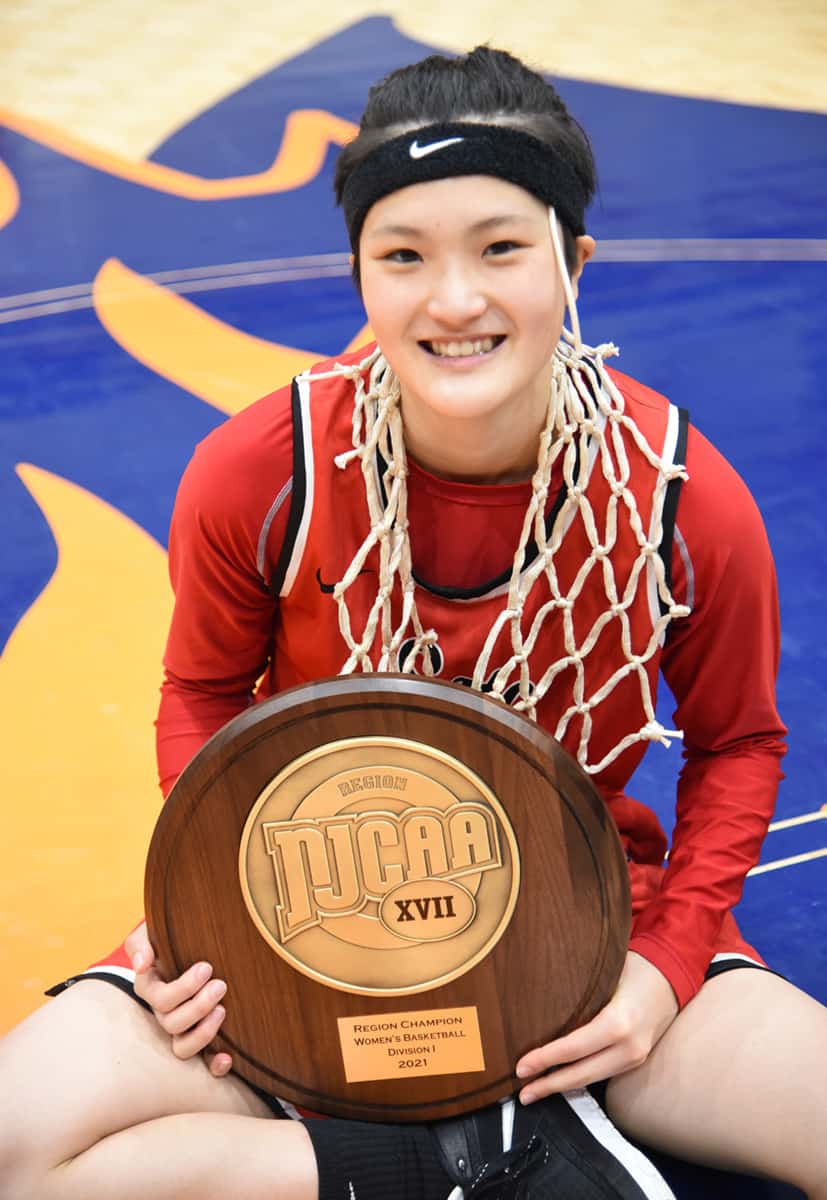 Moe Shida is shown above with the NJCAA Region XVII trophy and net after the Lady Jets defeated Georgia Highlands to advance to the Southeast District Conference game.