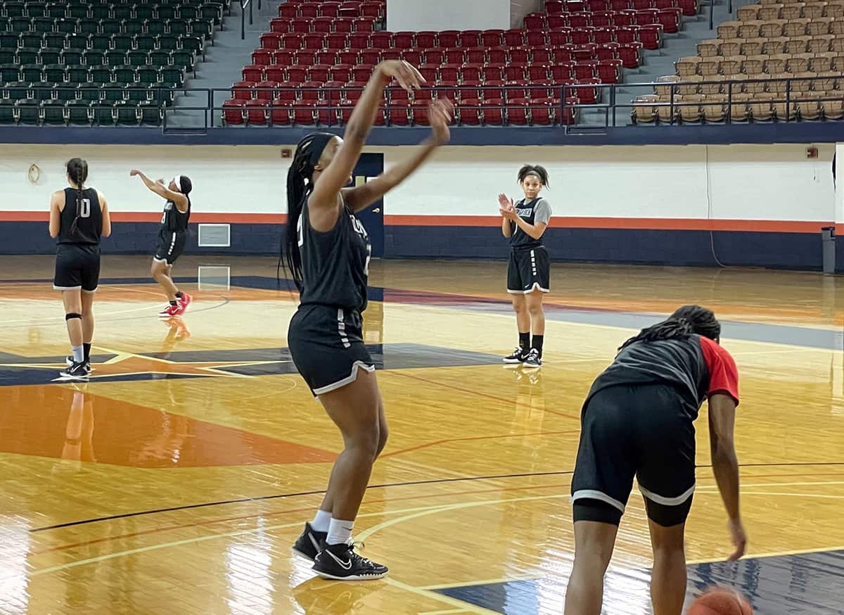 Lady Jets had a chance to hit the courts for a little practice on Monday after a long travel day Sunday to the NJCAA Women’s Division I National Tournament in Lubbock, Texas.