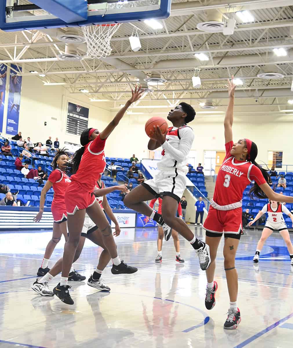 Alexia Dizeko , 5, was the leading scorer for the Lady Jets with 19 points.
