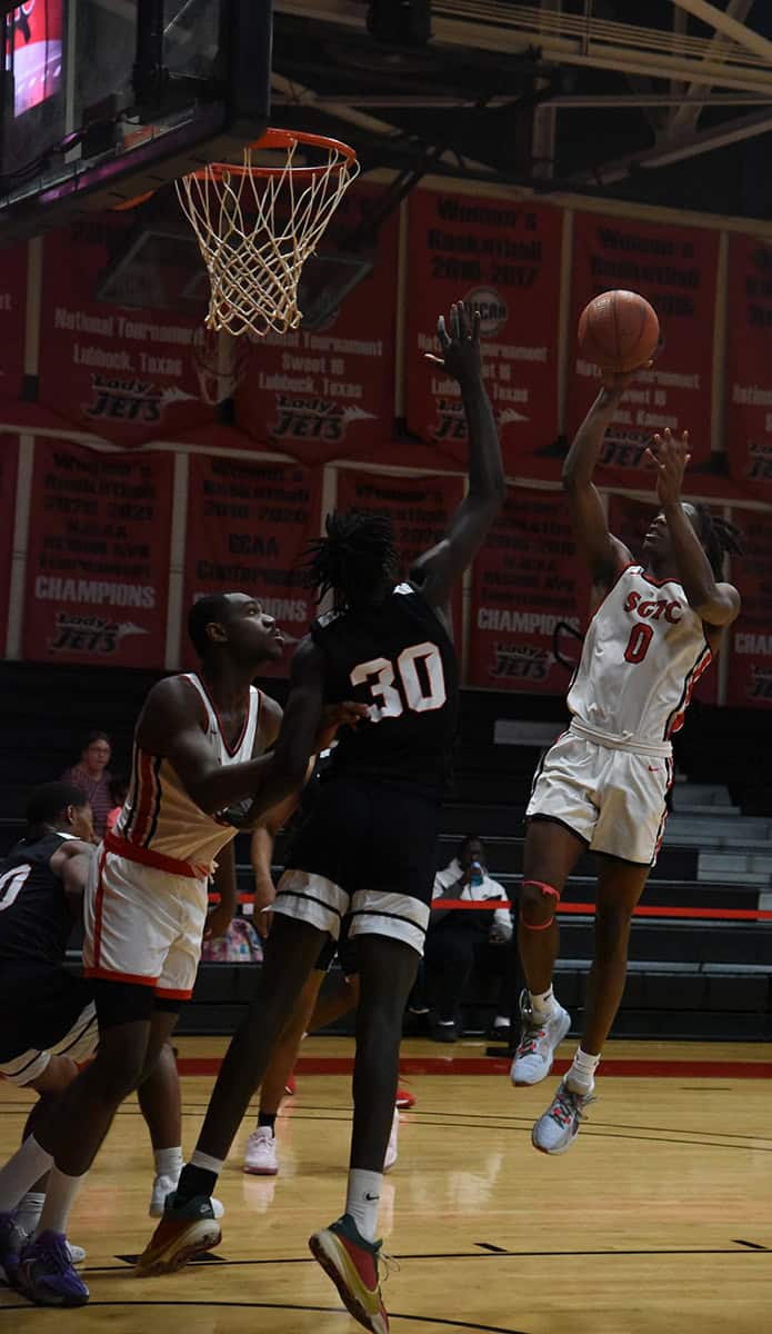 Jalexs Ewing (0) led the Jets to a narrow 80 – 79 win over Georgia Highlands.