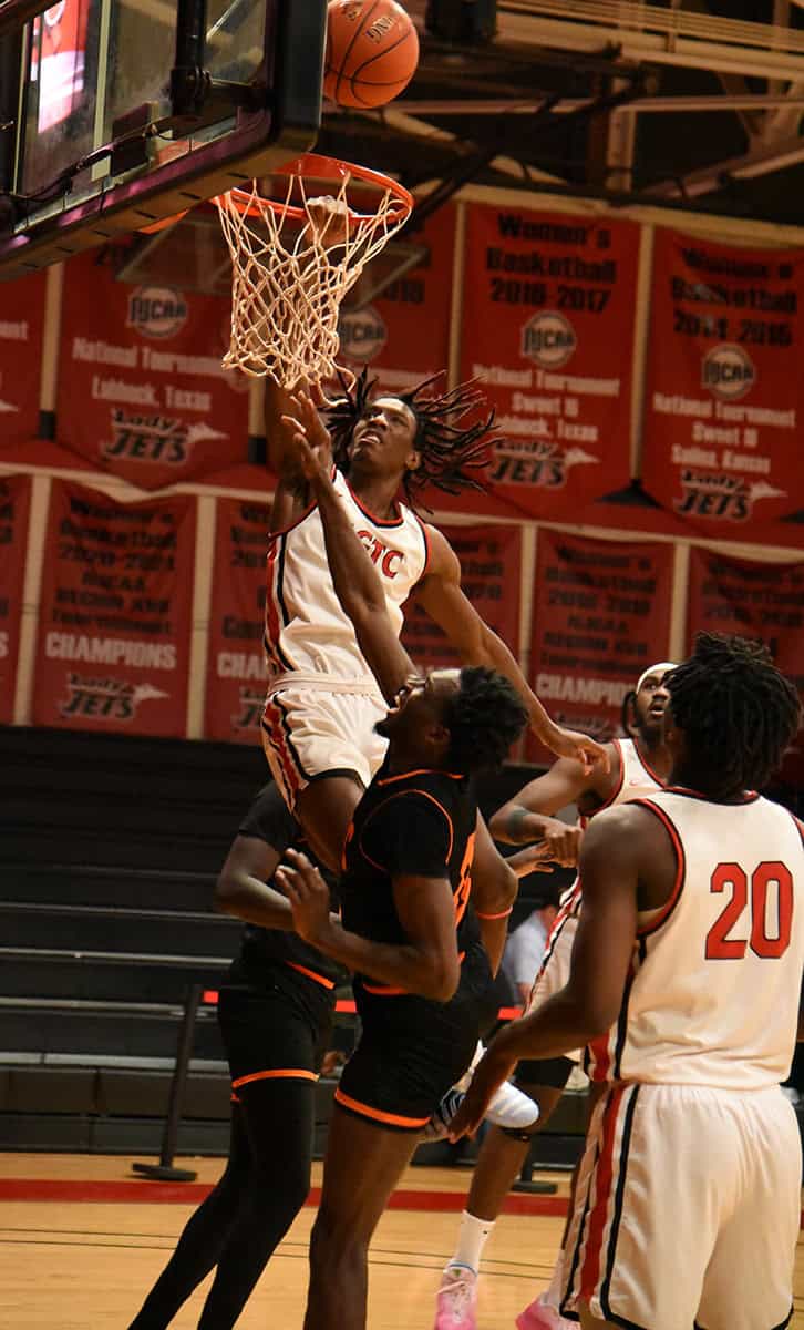 Jalexs Ewing, 0, was the leading scorer for the Jets against Southern Crescent. He tossed in 21 points.